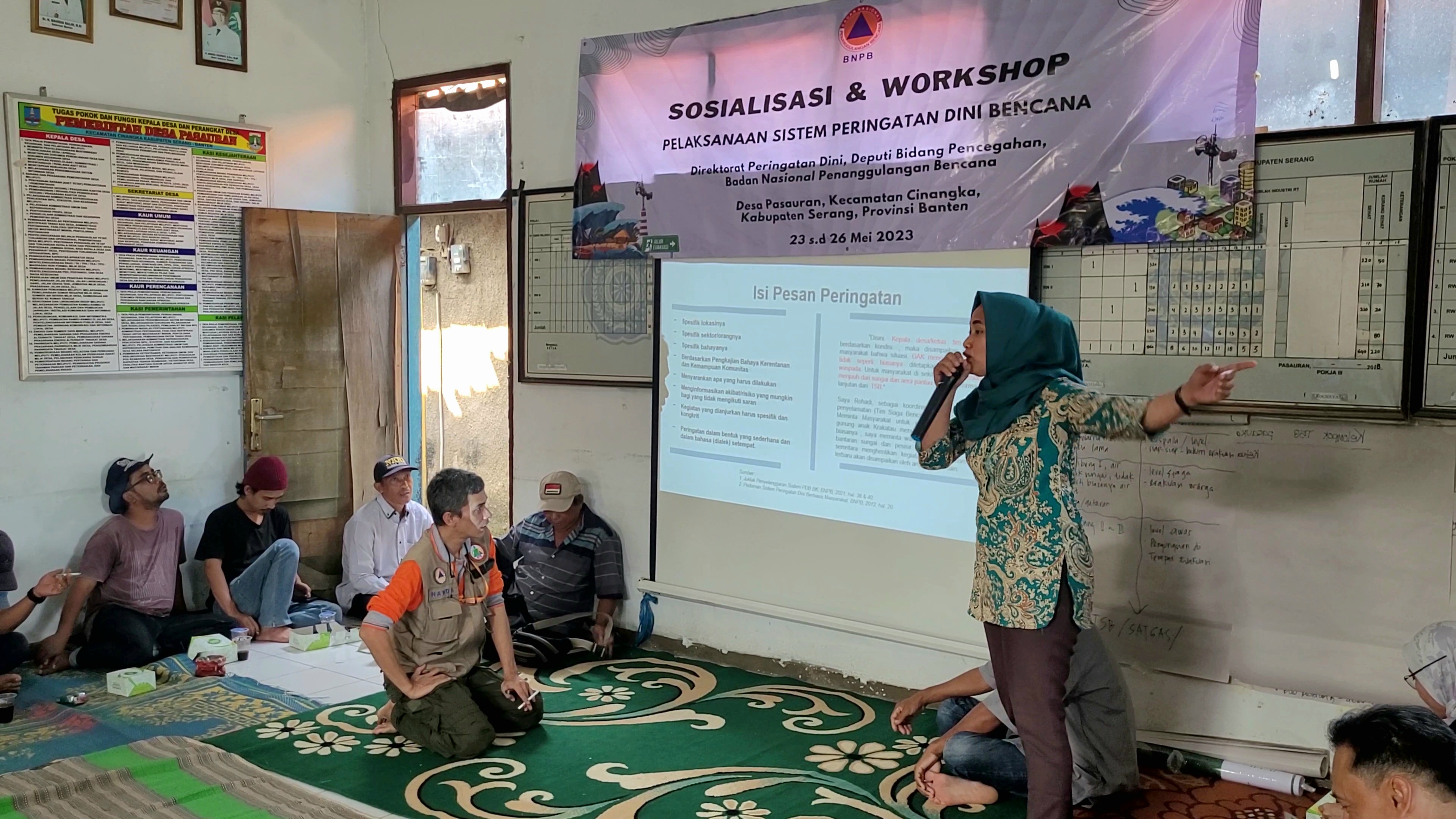 Tim Siaga Bencana didampingi oleh fasilitator daerah menyusun protokol diseminasi peringatan dini, Selasa (23/5).